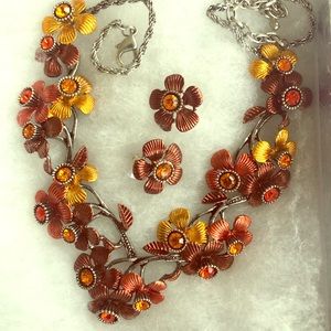 V-shaped necklace/earrings amber flowers w/stones.